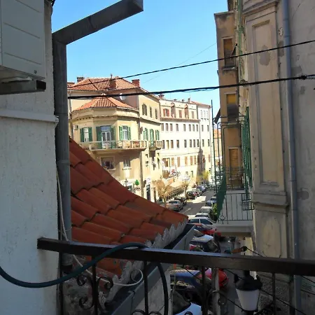 Leona Apartment Split
